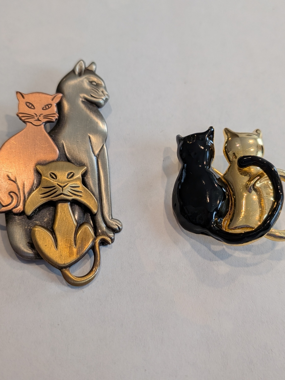 Vintage Tri Tone 3 Cat Brooch Signed K&T & Black & Gold Tone Sitting Tog.